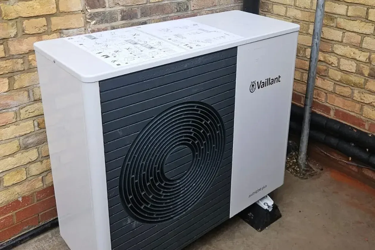 Vaillant aroTHERM plus 7 kW with a 300-litre cylinder in Brentford TW8