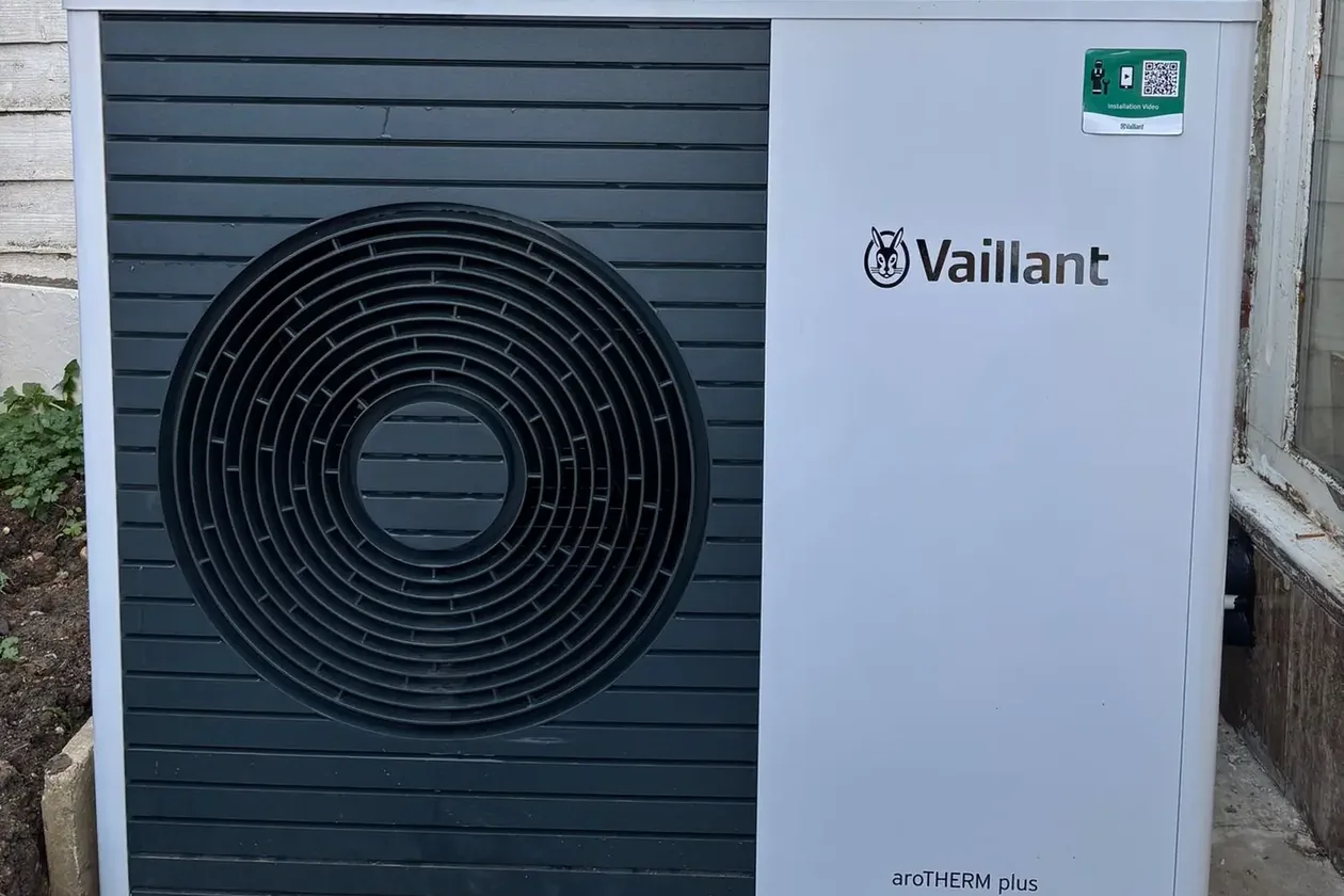 Vaillant aroTHERM plus 7 kW air source heat pump in Holland Park W14
