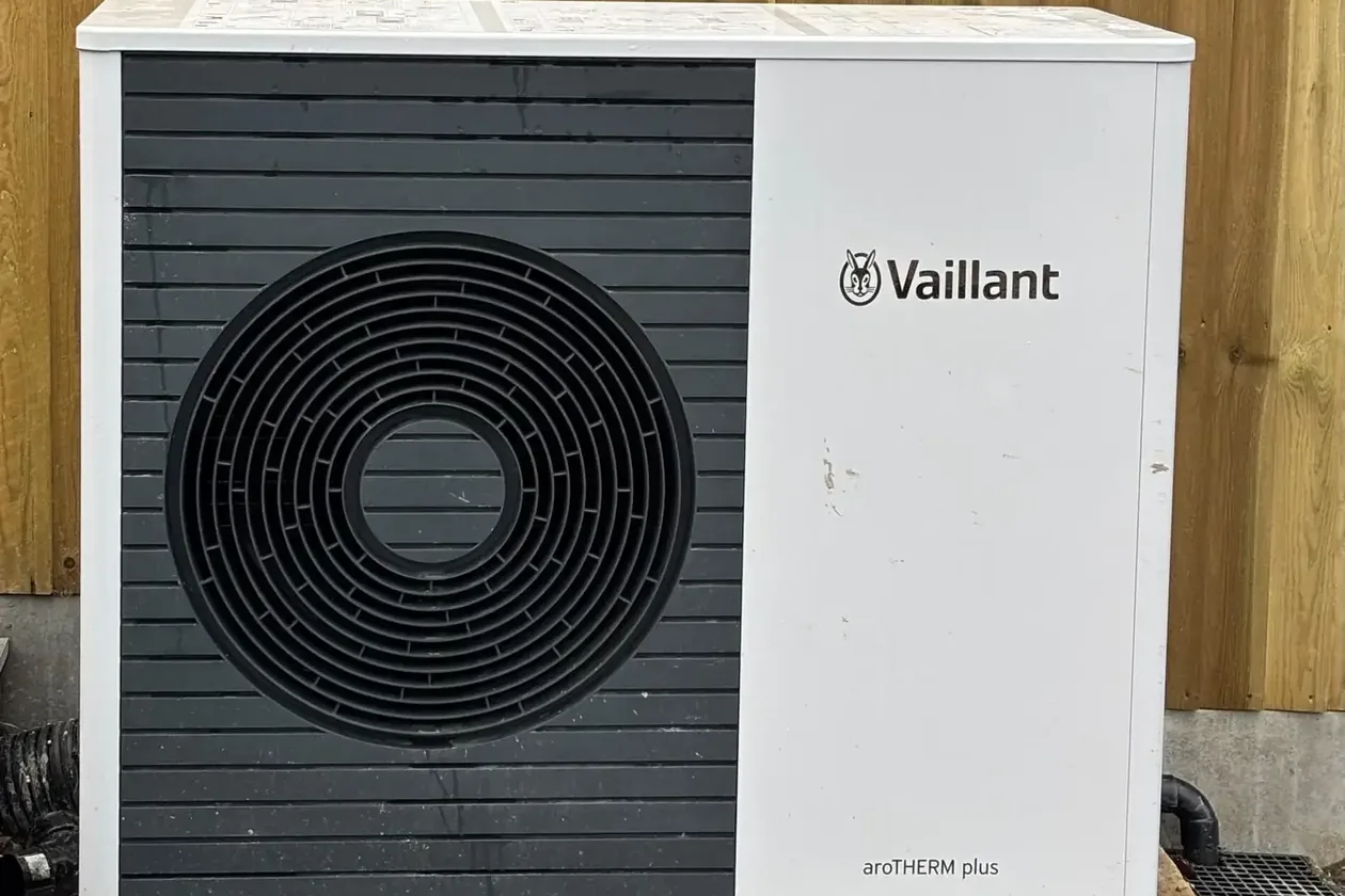 Vaillant aroTHERM plus 7 kW air source heat pump in London E1